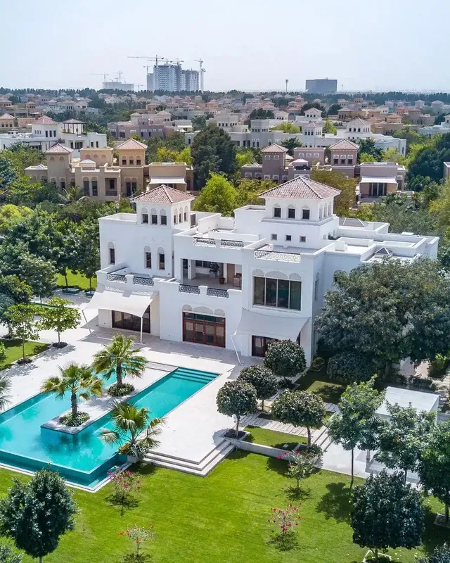 Veduta aerea di una villa ad Al Barari, Dubai