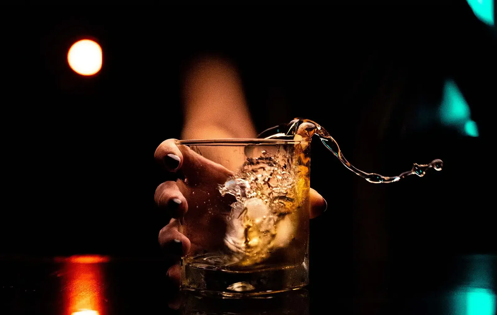 Bicchiere di alcol, regole sul consumo a Dubai