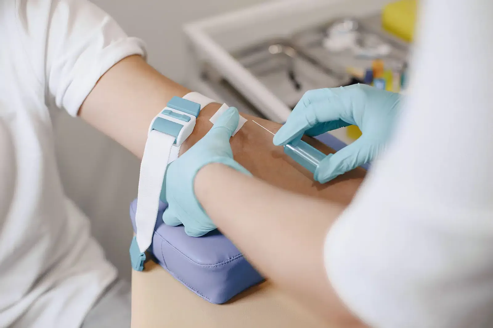 Prelievo di sangue durante il test medico