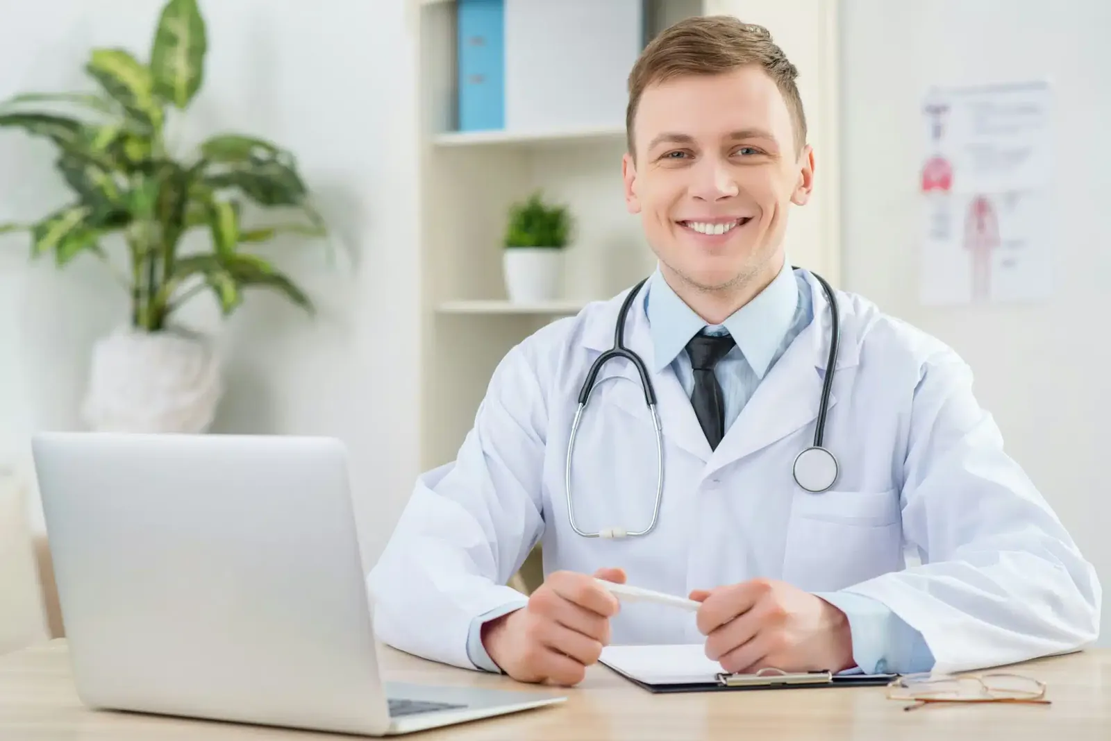 Test medico a Dubai: medico in camice bianco